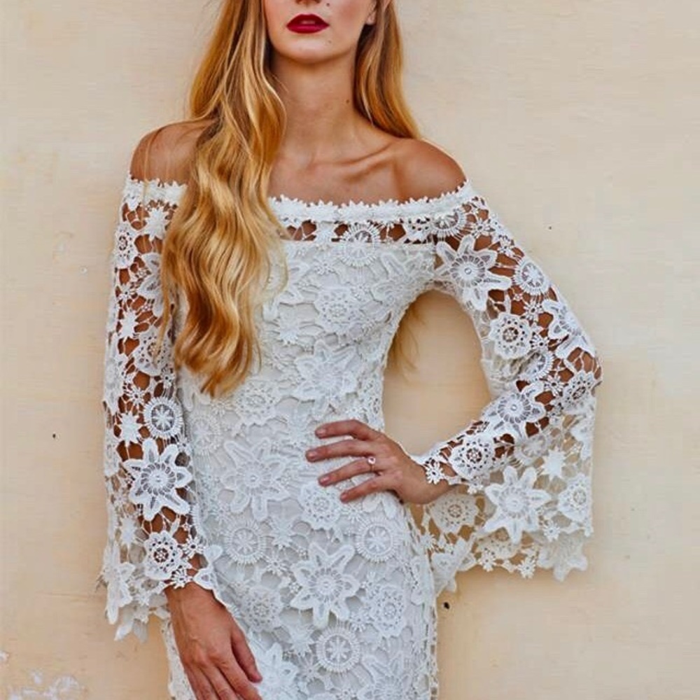 Dreamers & Lovers (Petite) custom made Novia Lace